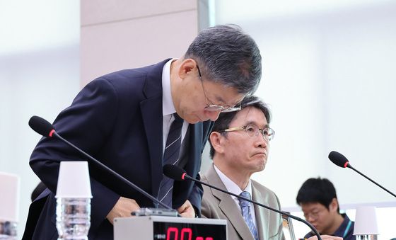 [국감] 인사하는 노경필 법원행정처장