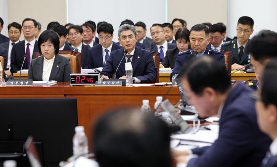 [국감] 의원 질의에 답하는 강신철 장관
