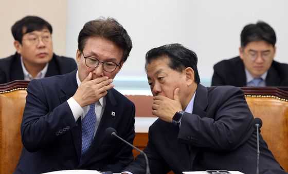 [국감] 김병주 국방위 간사와 대화 나누는 김민석 대표