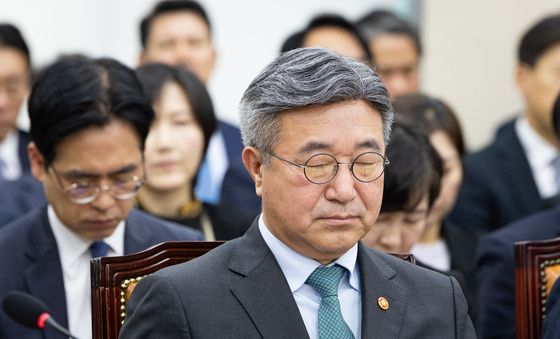 [국감] 눈 감은 윤호중 장관