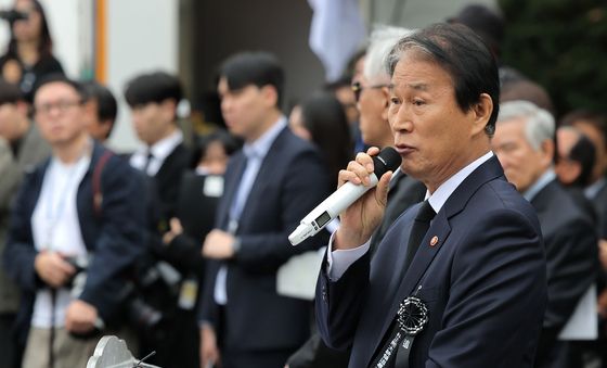 추모사하는 권오을 국가보훈부 장관