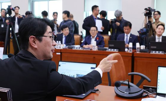 [국감] 골프 영상 재생 불허 항의하는 주진우