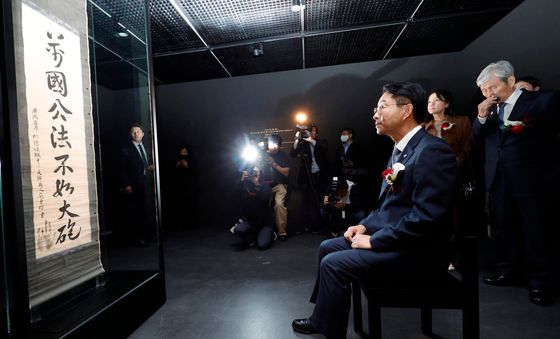 '만국공법불여대포' 유묵 바라보는 조정식 국회의장