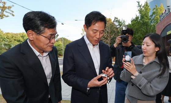 그립톡 형태의 동행안심벨 보는 오세훈 시장
