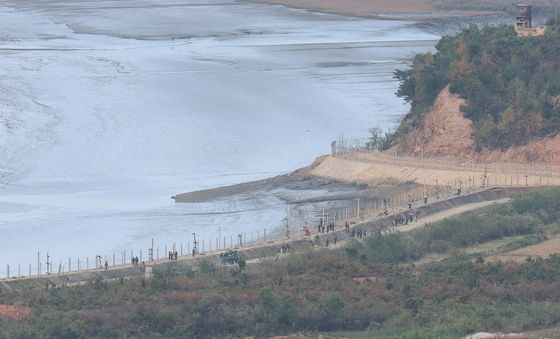 분주하게 움직이는 북한군