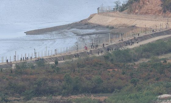 분주하게 작업하는 북한군