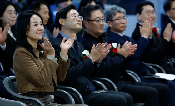박수 보내는 이재정 국회 문체위원장