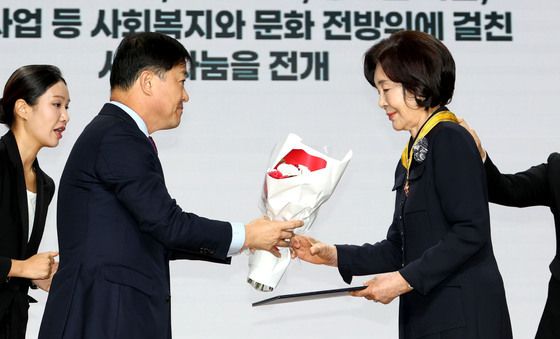 홍라희 리움미술관 명예관장, 국민훈장 동백장