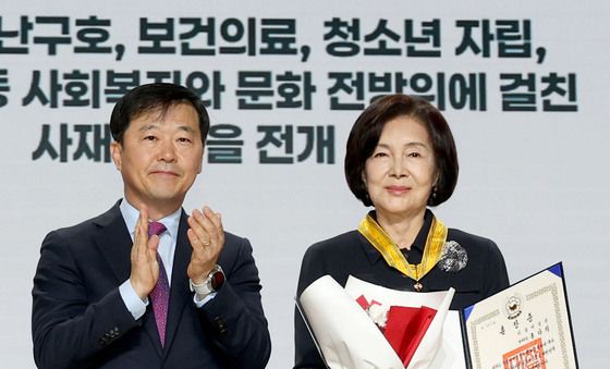 국민훈장 동백장 수여받은 홍러희 리움미술관 명예관장