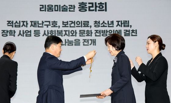 국민훈장 동백장 수여받는 홍라희 리움미술관 명예관장