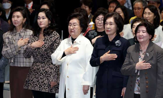 대한적십자사 창립 기념식 참석한 홍라희 명예관장과 이서현 사장