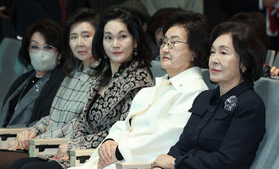 대한적십자사 창립 기념식 참석한 홍라희 명예관장과 이서현 사장