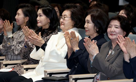 대한적십자사 창립 기념식 참석한 홍라희 명예관장과 이서현 사장