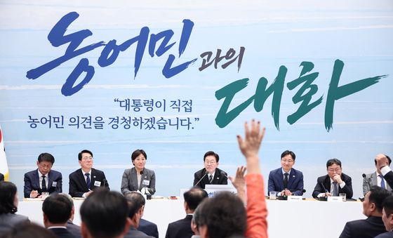 발언권 요청 바라보는 이재명 대통령