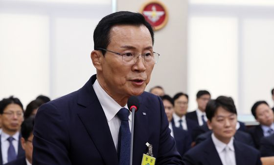 [국감] 의원 질의에 답하는 신익현 LIG디펜스&에어로스페이스 사장