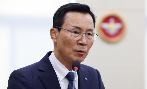 [국감] 의원 질의에 답하는 신익현 LIG디펜스&에어로스페이스 사장