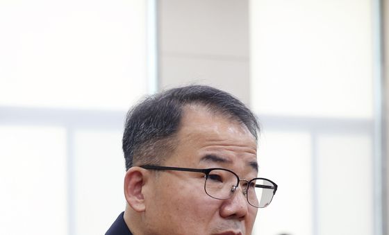 [국감] 답변하는 신상균 글로벌국방연구포럼 위원