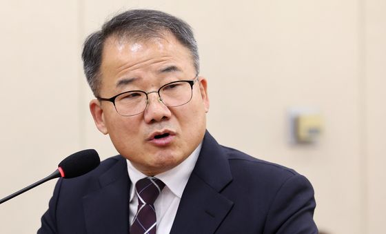 [국감] 질의에 답하는 신상균 글로벌국방연구포럼 위원