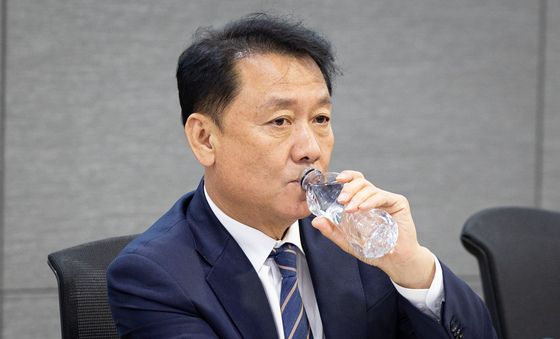 물 마시는 이광재 민주당 메가성장특위 수석부위원장