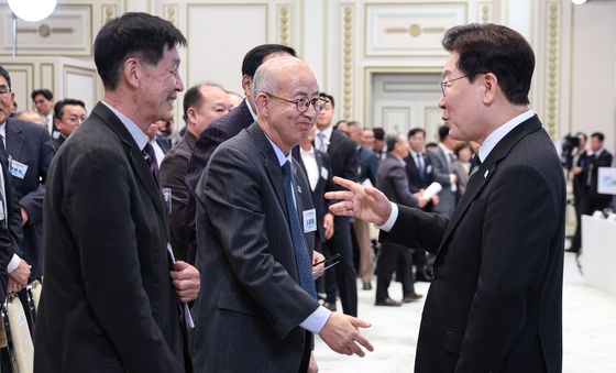 참석자들과 인사 나누는 이재명 대통령