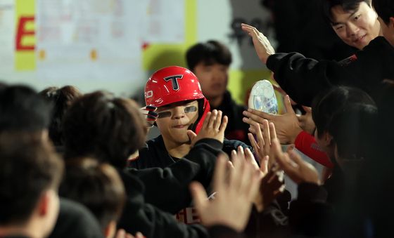 동료들의 축하 받는 김도영