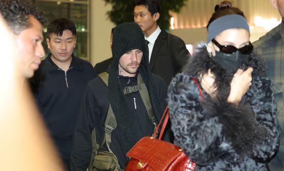 팝스타 저스틴 비버, 아내와 함께 출국
