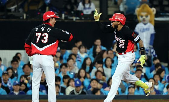 고영민 코치와 기쁨 나누는 카스트로