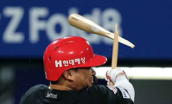 부러지는 김태군의 배트