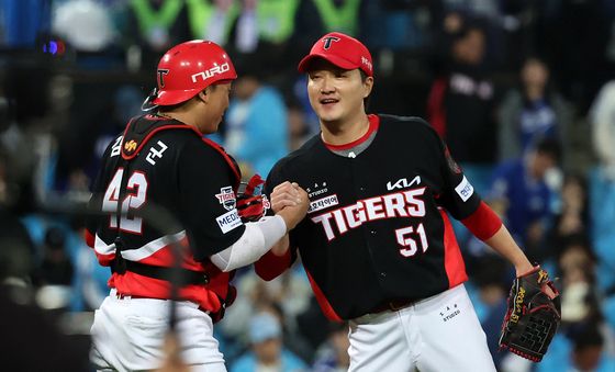 KIA, PO 1차전 5대1 승리