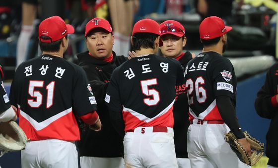 선수들 격려하는 이범호 감독