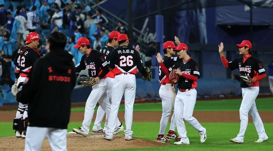 KIA, PO 1차전 5대1 승리