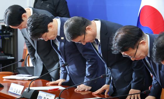 인사하는 한병도 원내대표