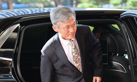 출근하는 조희대 대법원장
