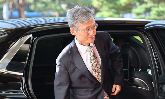 출근하는 조희대 대법원장