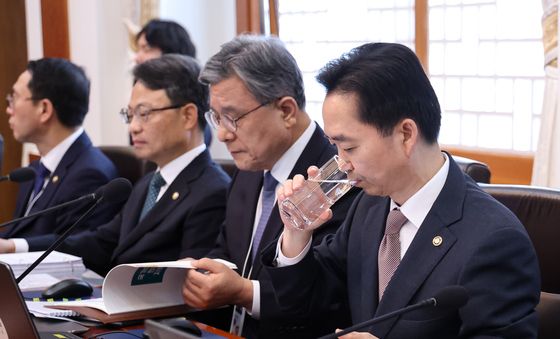 목 축이는 김지용 중수청장