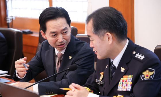 대화 나누는 김지용 중수청장·김종철 직무대행