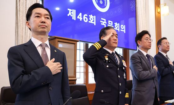 국민의례 하는 김지용 중수청장
