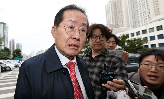 '변호인'으로 대구지법 찾은 홍준표