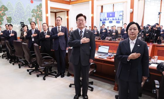 국민의례 하는 이재명 대통령