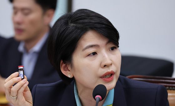 [국감] 약침 들고 질의하는 한지아 의원
