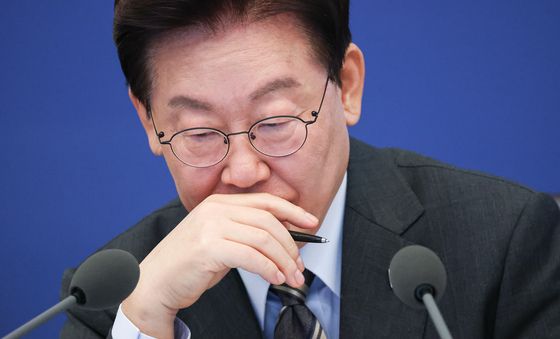 참석자 발언 듣는 이재명 대통령