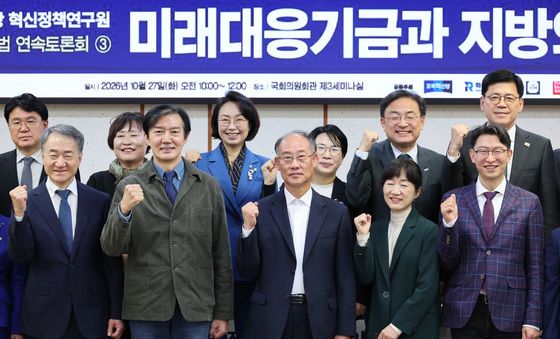 기념촬영하는 신장식 대표·조국 원장