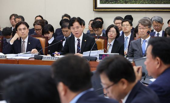 [국감] 답변하는 김영훈 장관