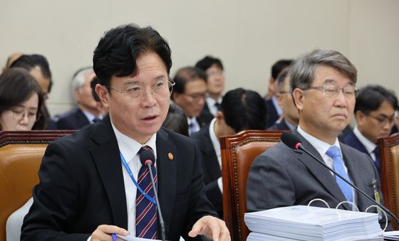 [국감] 의원 질의 답변하는 김영훈 장관
