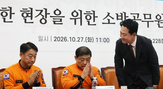 소방공무원에게 인사하는 장동혁 대표