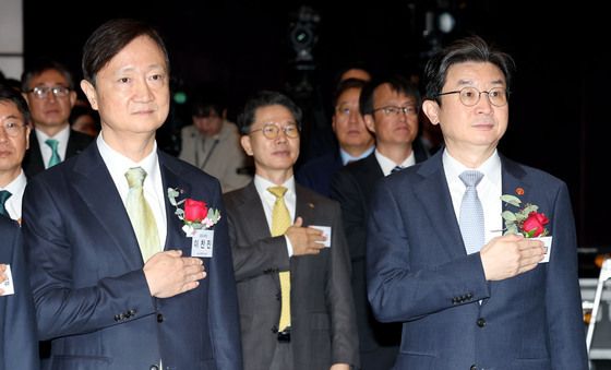 국기에 경례하는 금융위원장과 금감원장