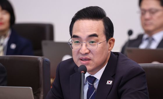 발언하는 박홍근 장관