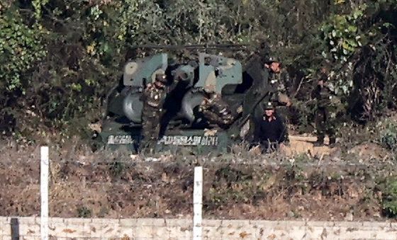 남한 방향 바라보는 북한 군관