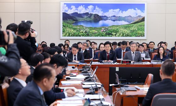 [국감] 질의에 답하는 정동영 장관