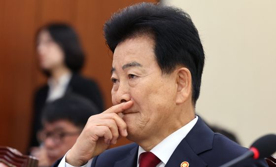 [국감] 생각에 잠긴 정동영 장관